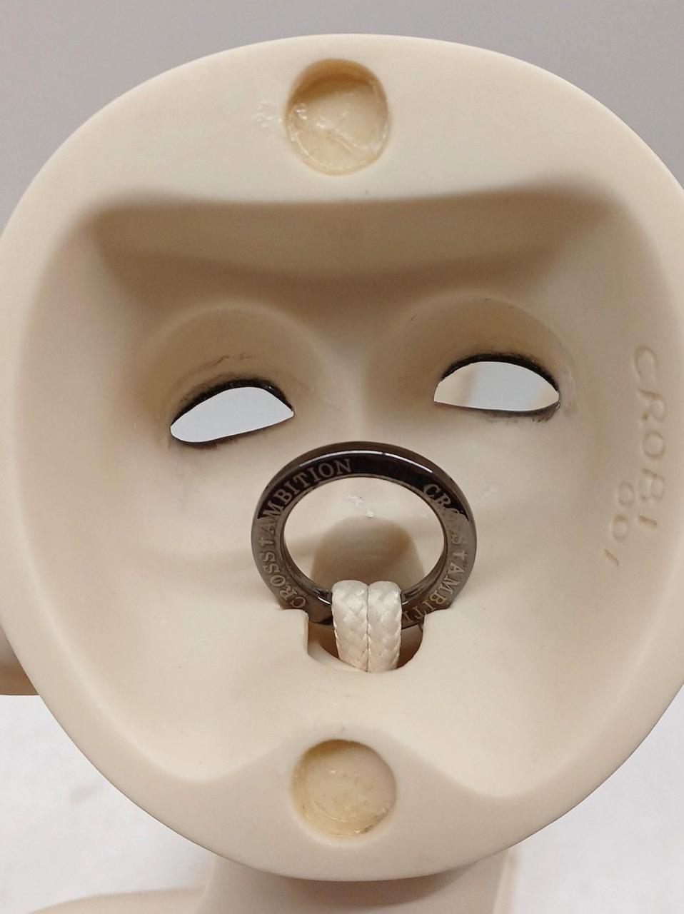 頭を固定させる磁石が剥がれています。