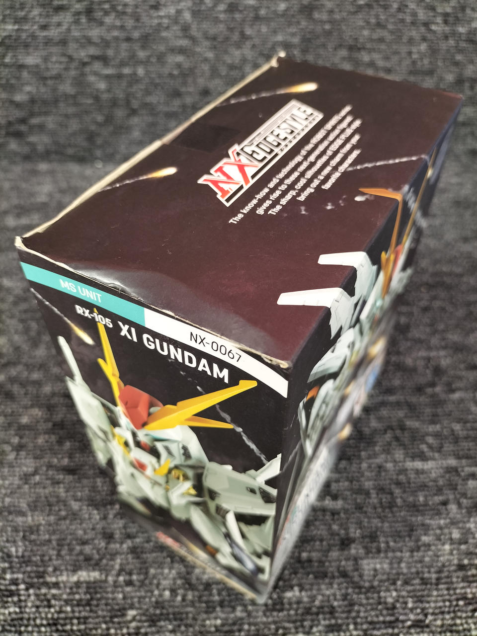 外箱に凹みがあります。