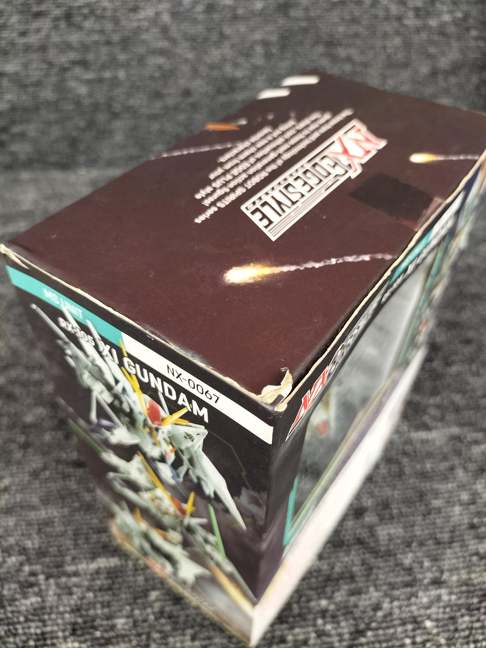 外箱は全体的に傷みがあります。