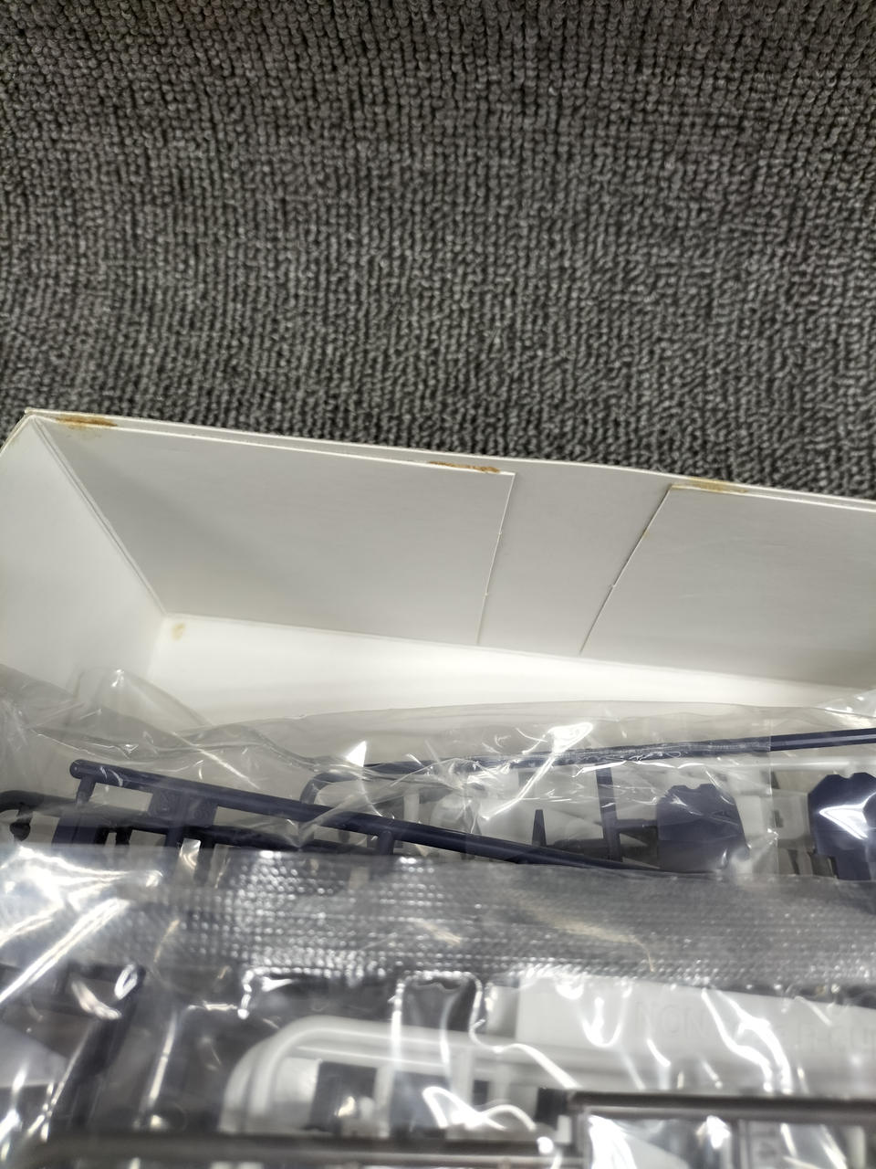 中箱に経年による汚れがあります。