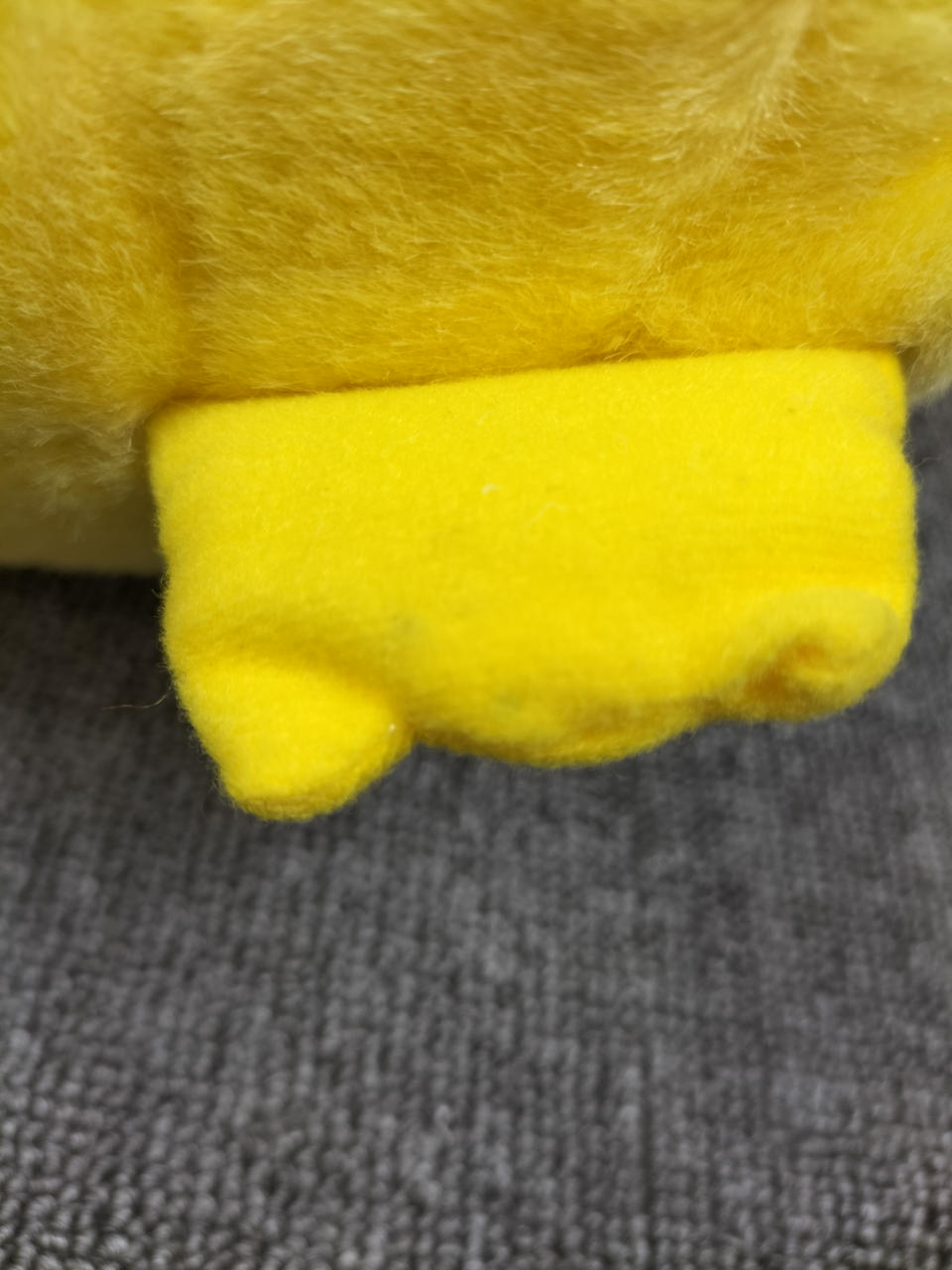 足にシミ汚れがあります。