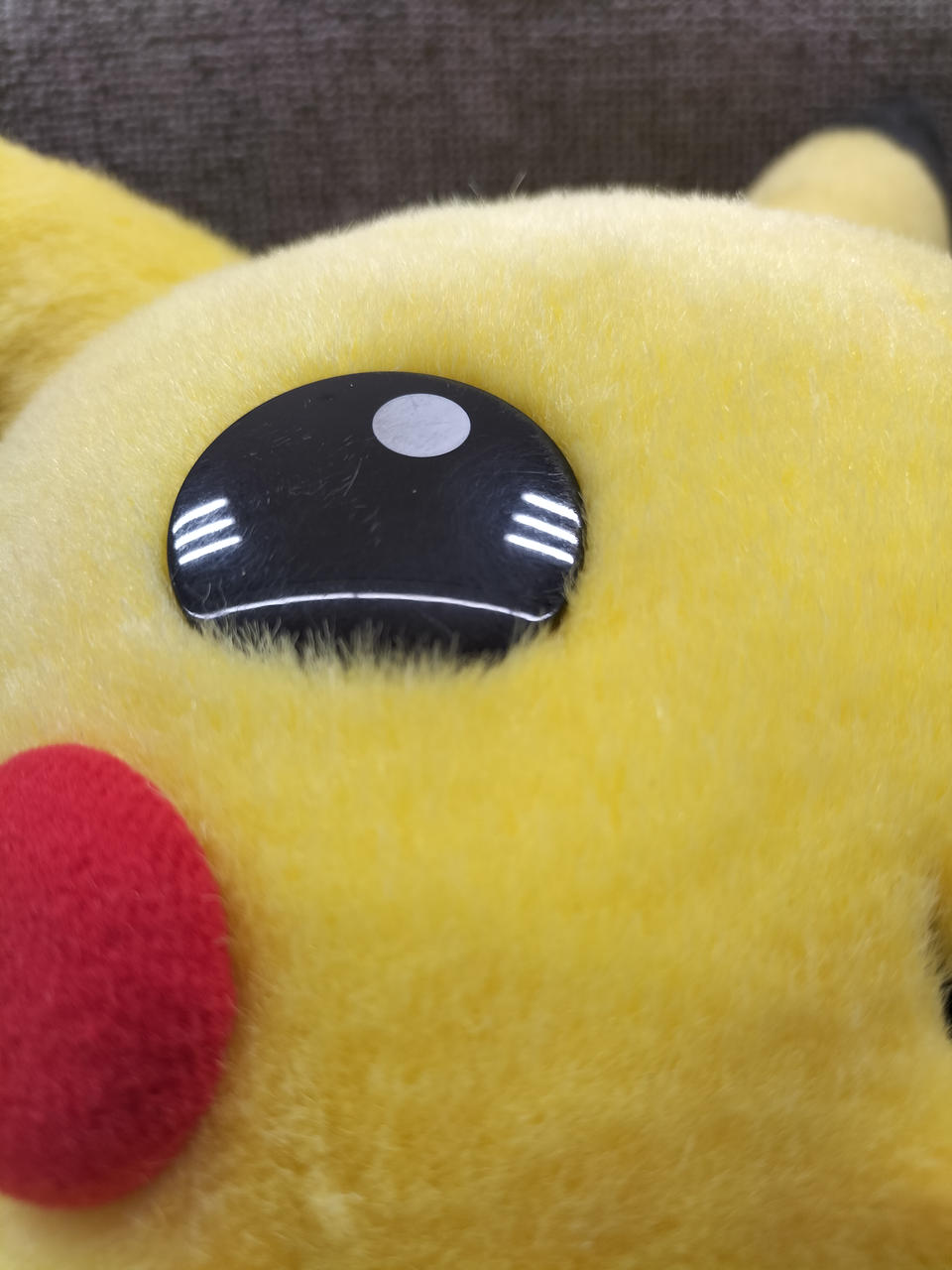 目にキズがあります。