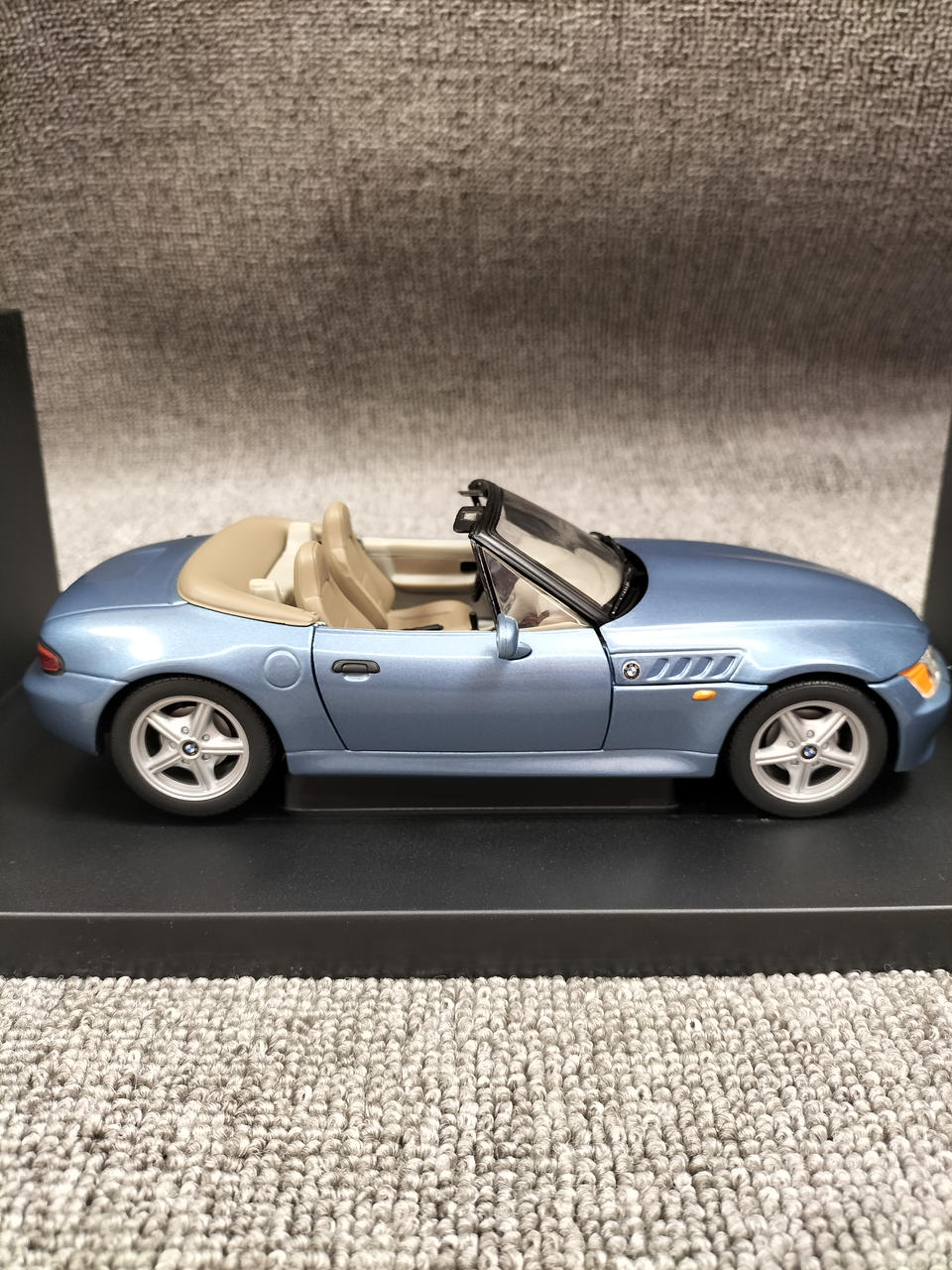 UTモデル　　BMW Z3ロードスター 1:18 UT Models BMW Z3 Roadster 2.8 – Cameron's Model Cars