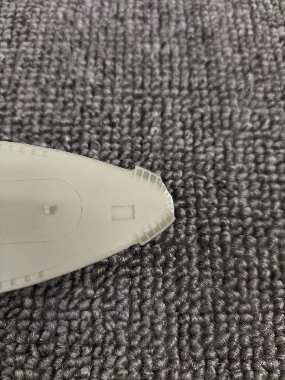 艦首の先端部分が破損しています。