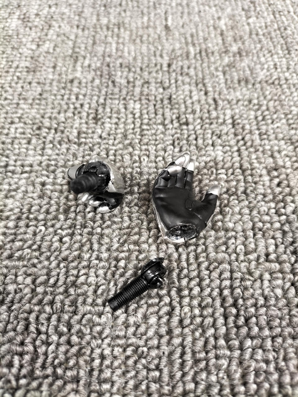 手首パーツ２つに破損があります。