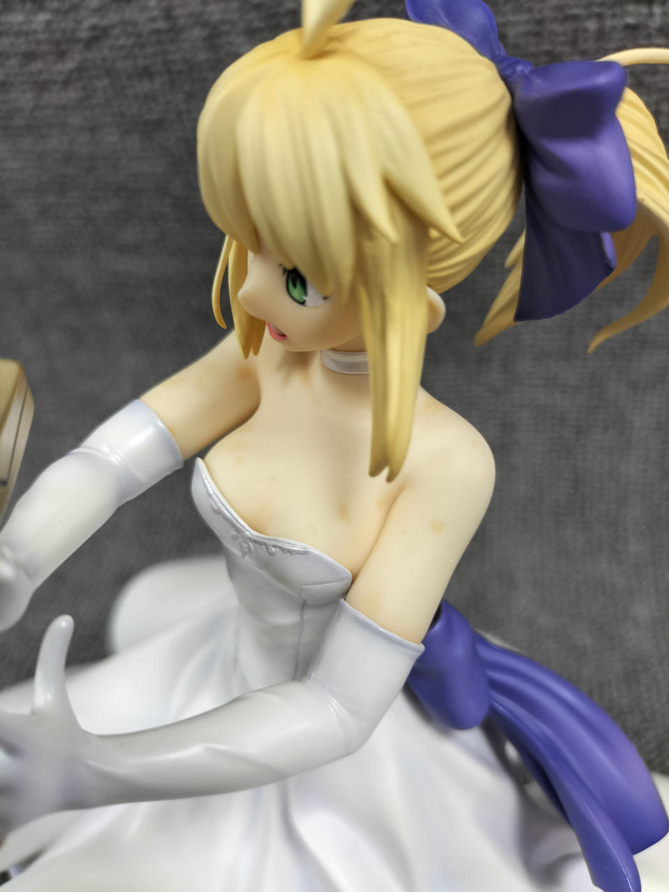 フィギュア本体にシミ汚れがあります。