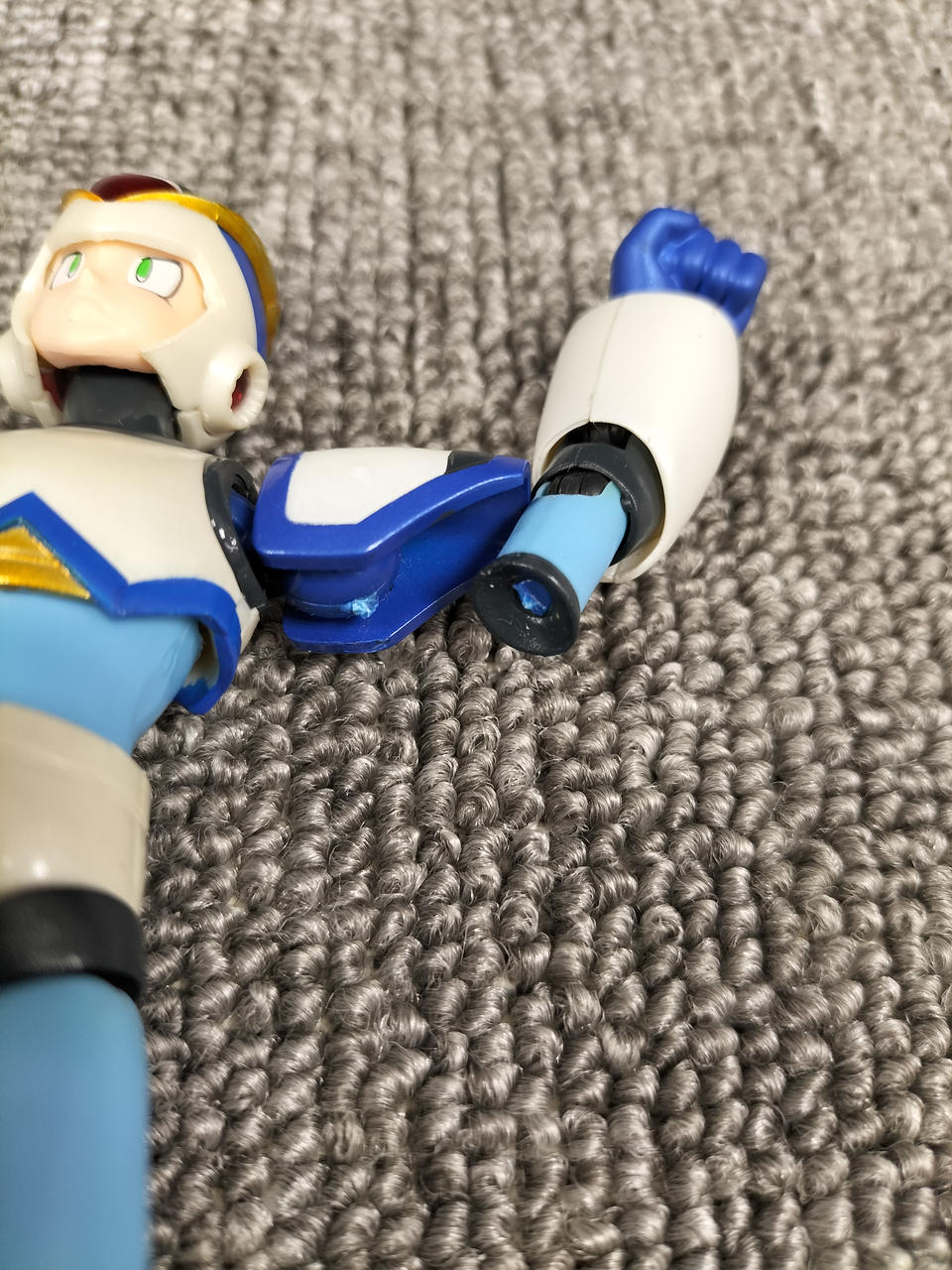 左腕が破損しています。