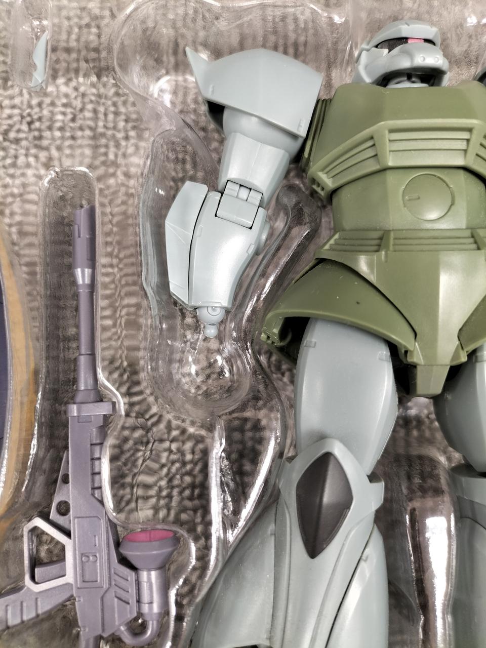 本体右手首が欠品しています。