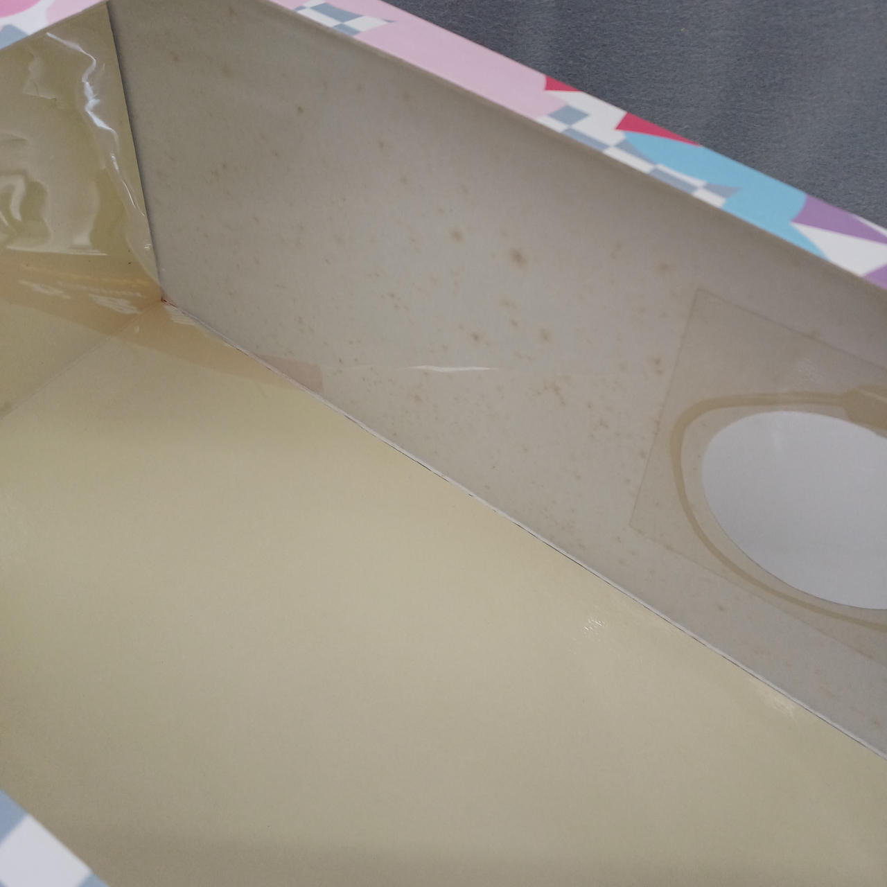 箱の内側汚れあり