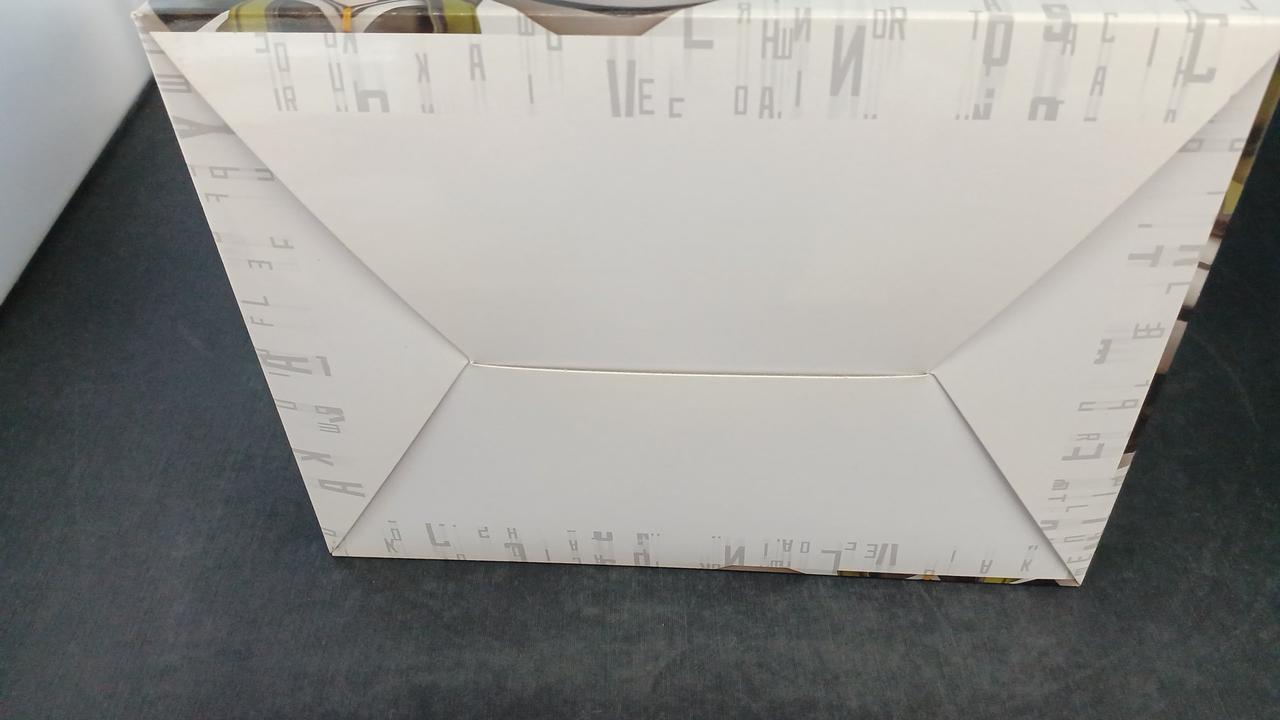 底全体的に色褪せにより黄ばんでいます。