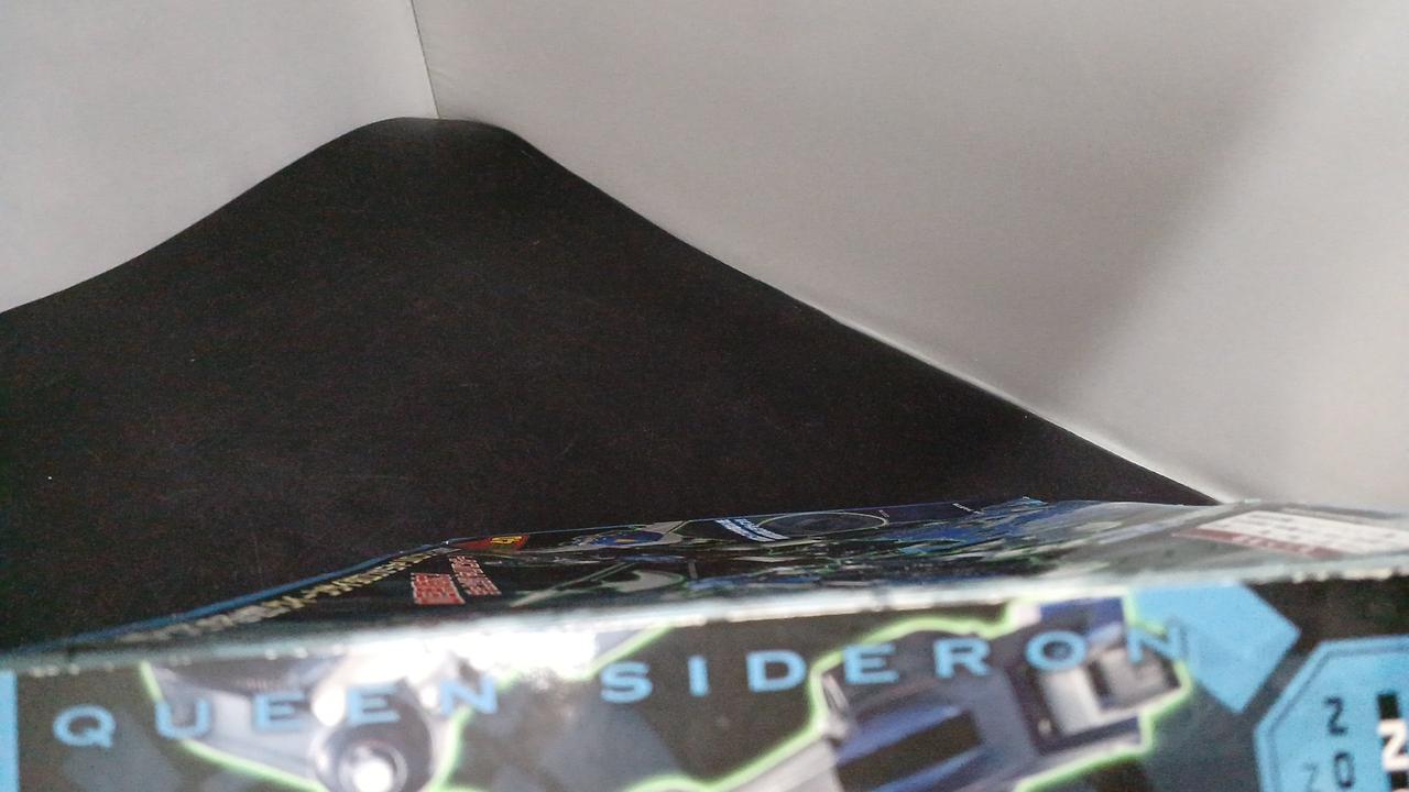 背面が大きくへこんでいます。