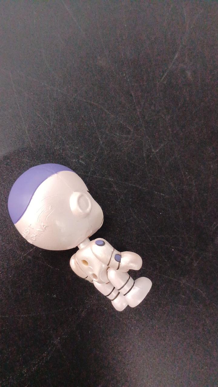 右側面に大きなキズがあります。