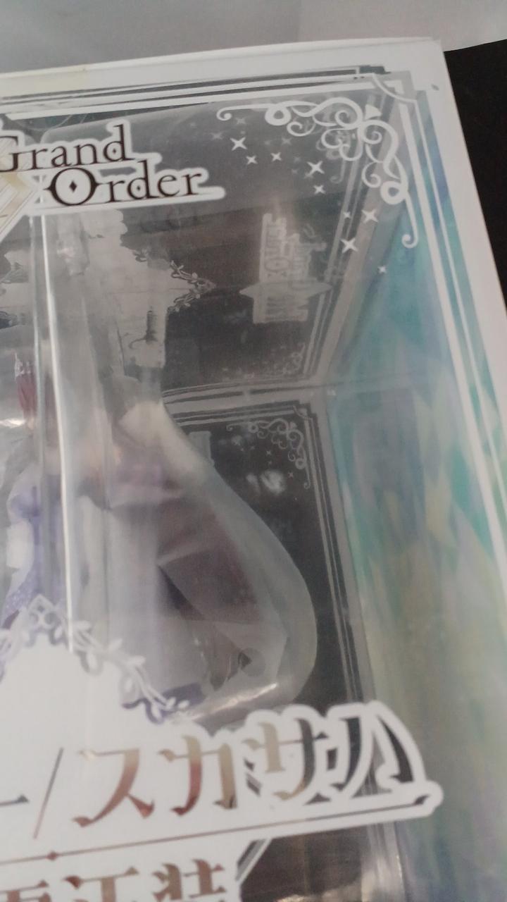画像中央に白いキズがあります。