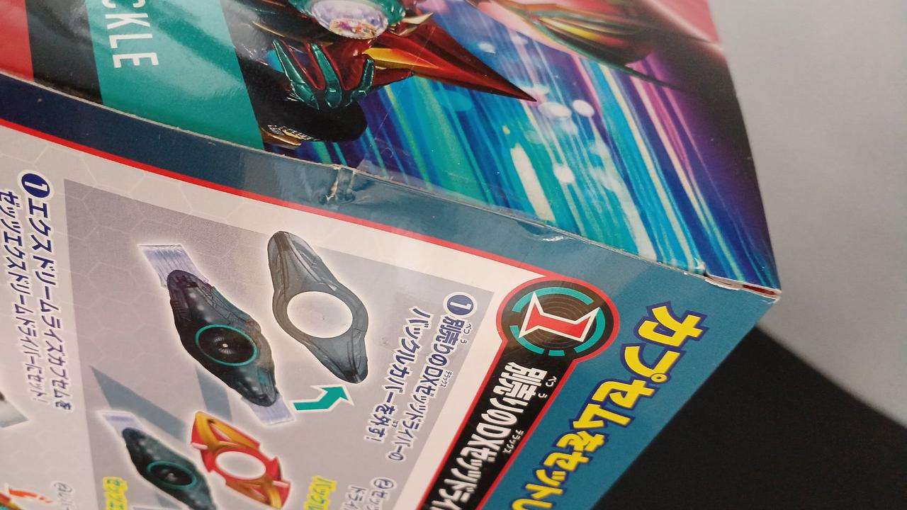 少し箱が破れています。