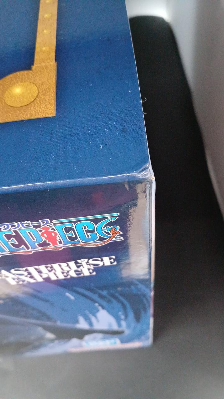 角が潰れています。