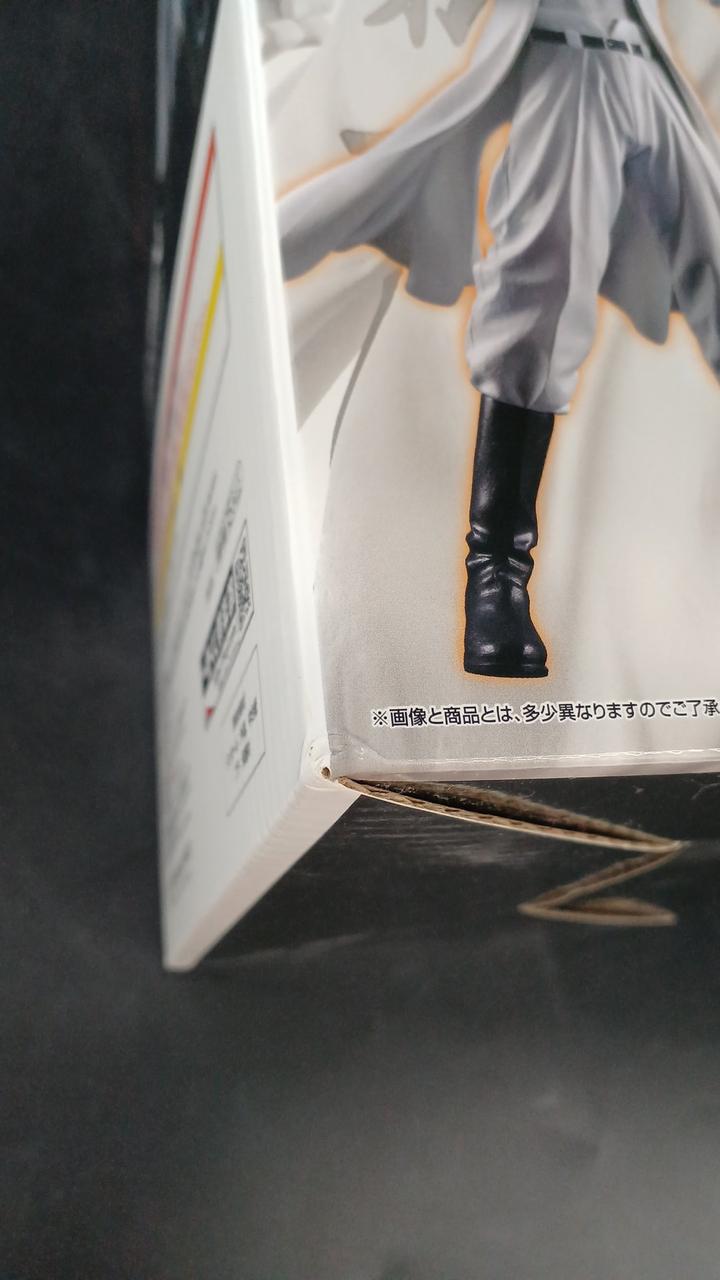 角が潰れています。