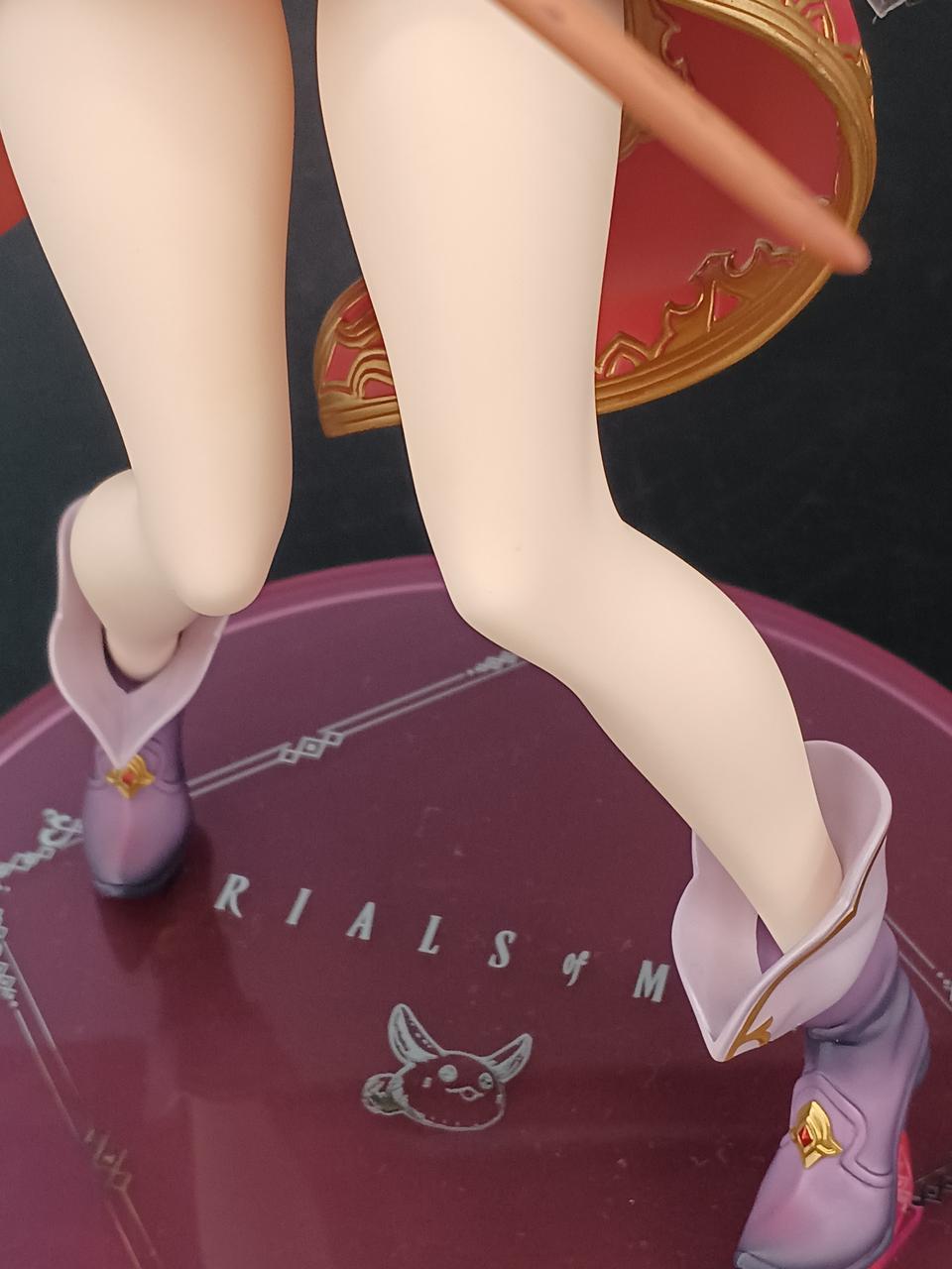 左膝に小さい汚れがあります。