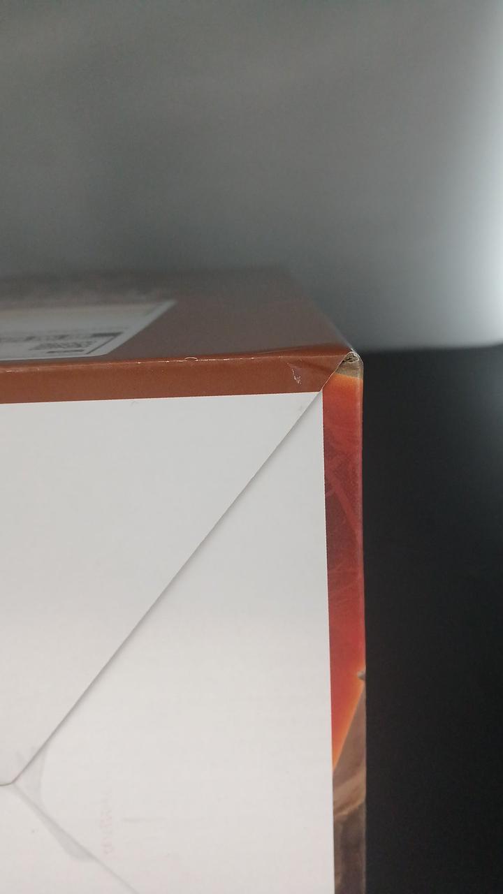 角にダメージがあります。