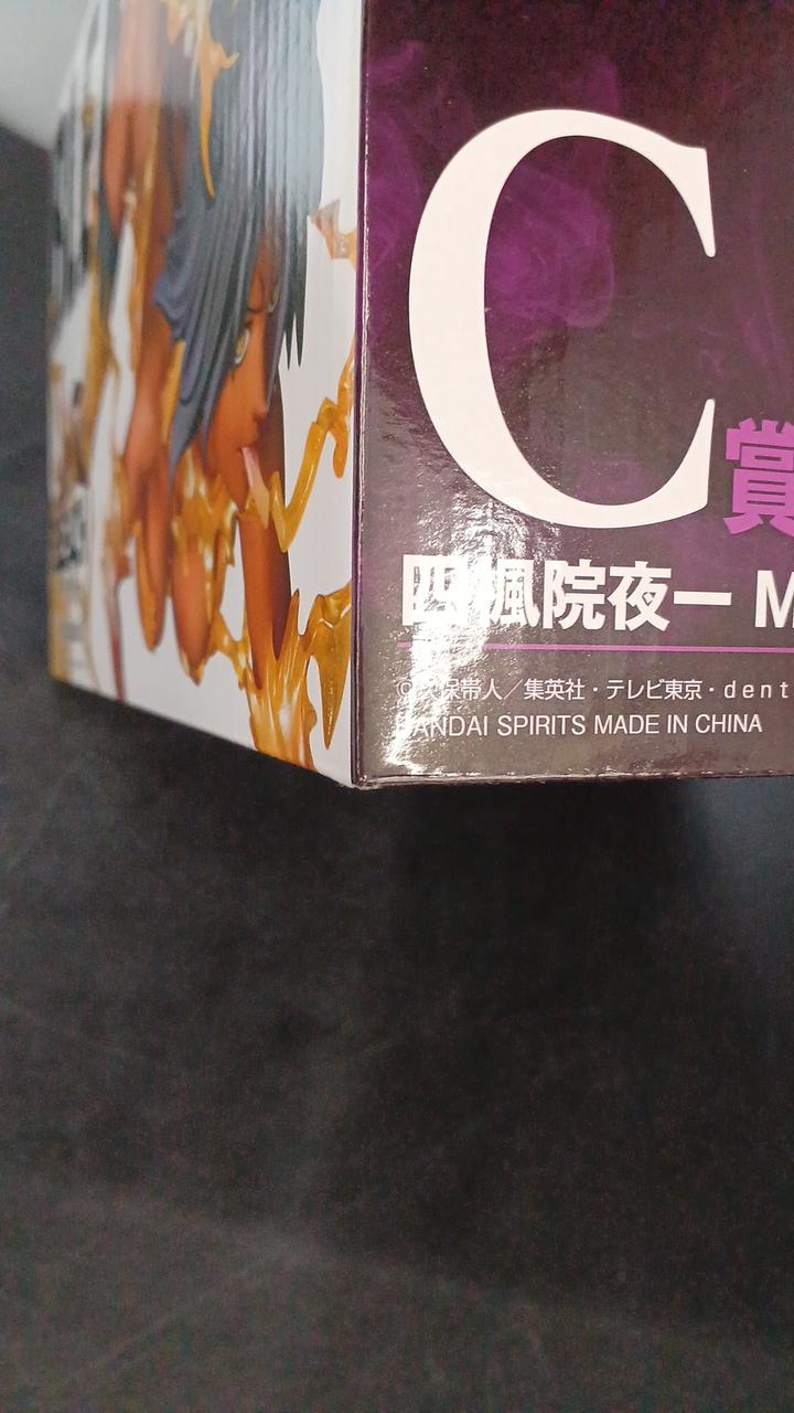 角などにキズがあります。