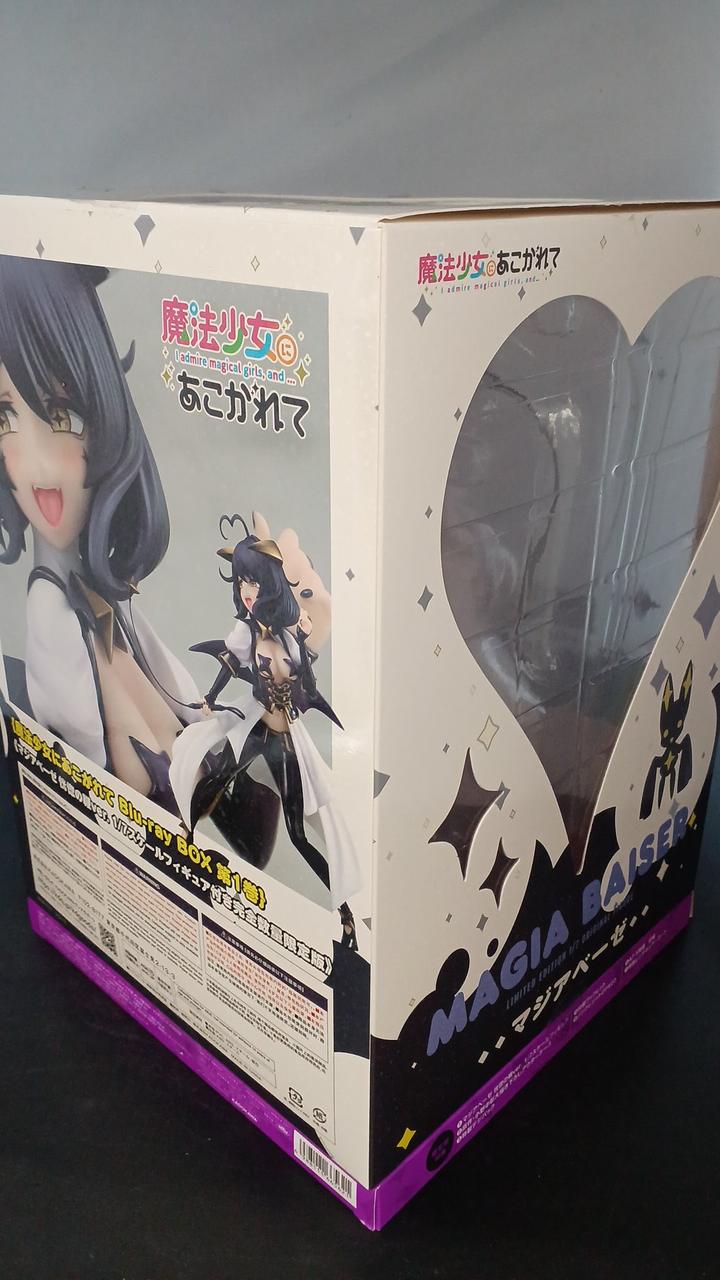 色褪せ・角にダメージがあります。