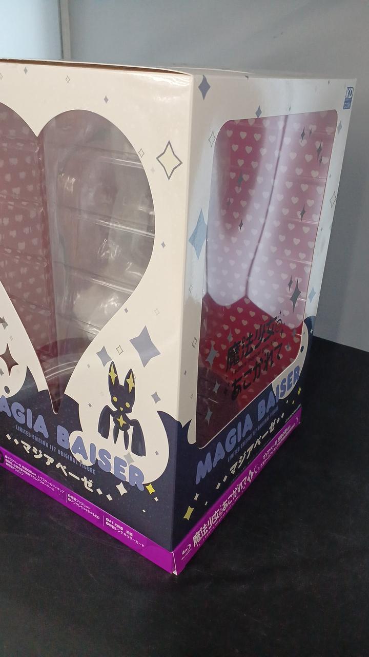 色褪せ・角にダメージがあります。