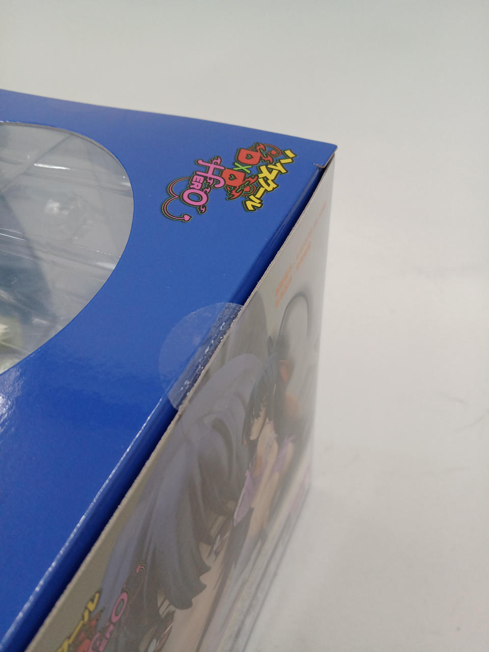 テープ止めされています。