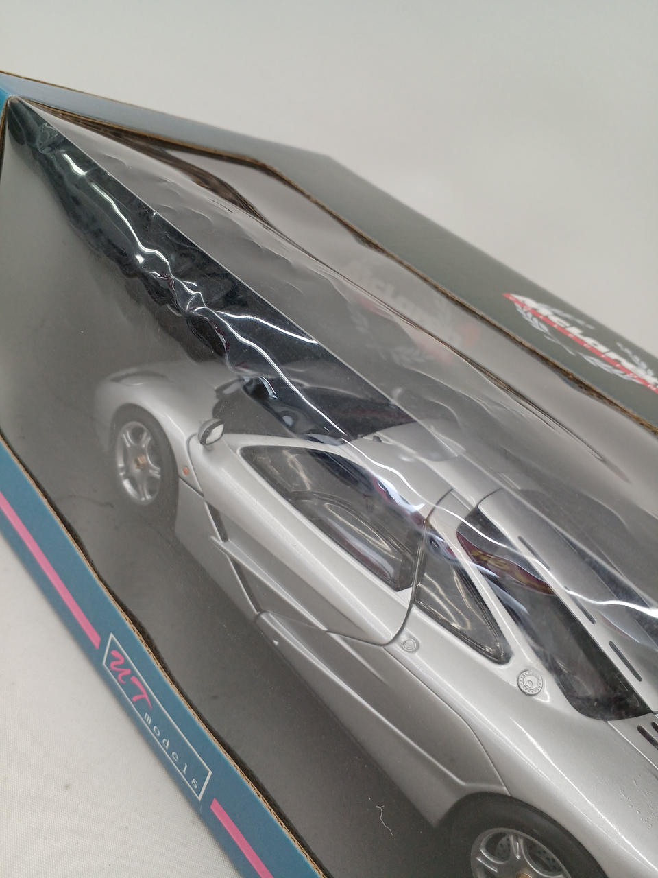 箱に日焼け、傷みあり。