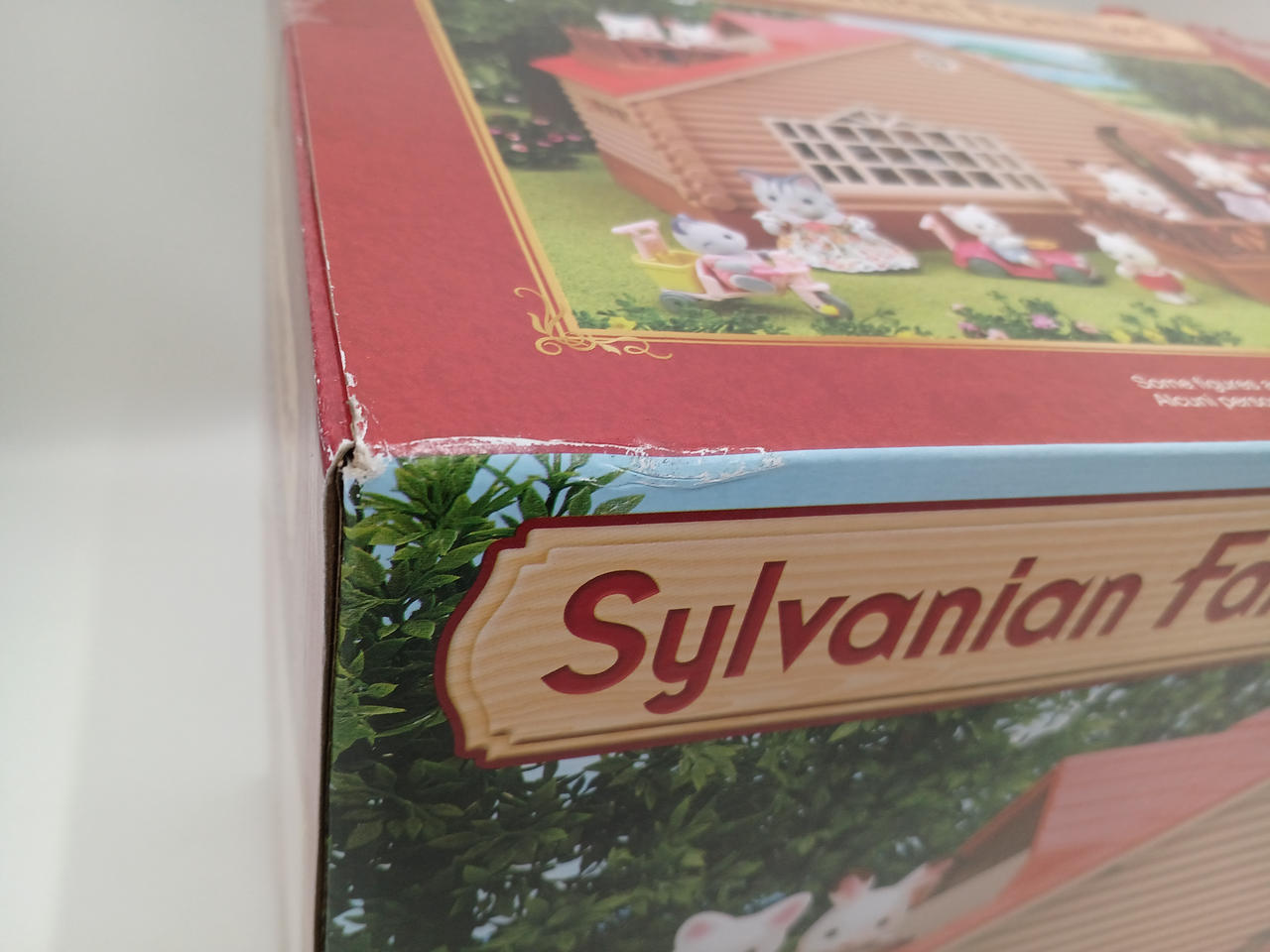 箱に傷みがあります