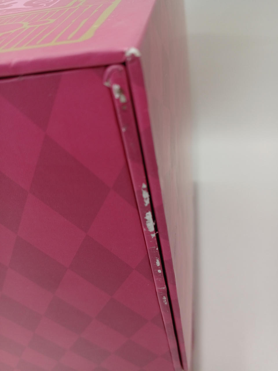 箱に数箇所スレ傷、汚れあり