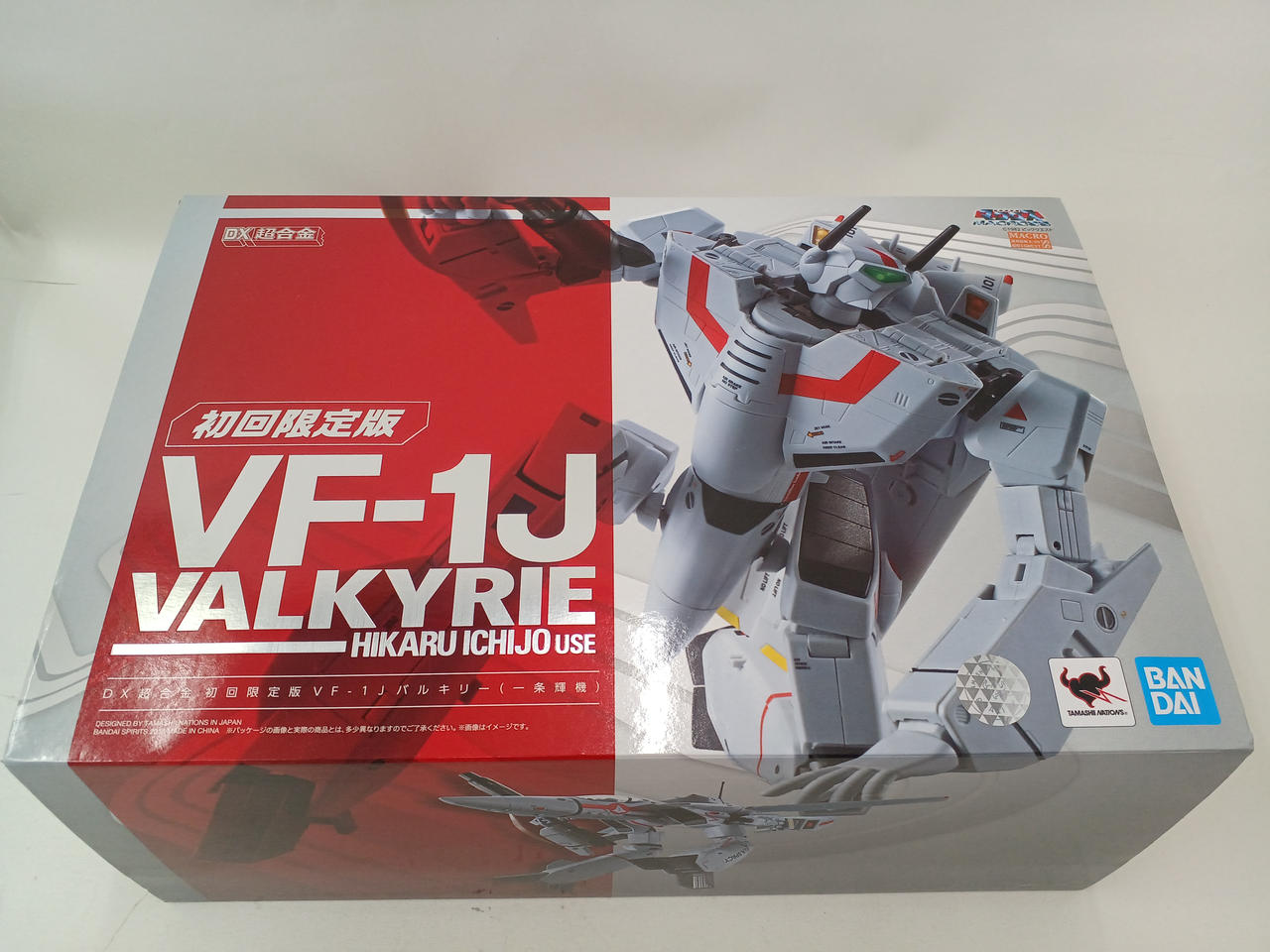 箱に汚れ、傷みがすこしあります。