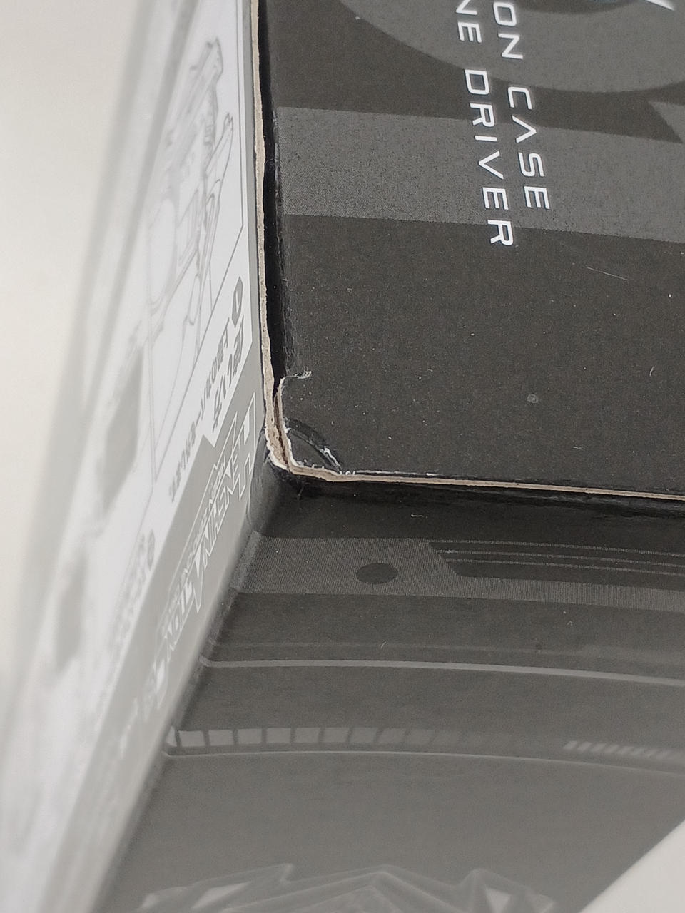 裏側から見て左側側面角部分つぶれ痕あり。