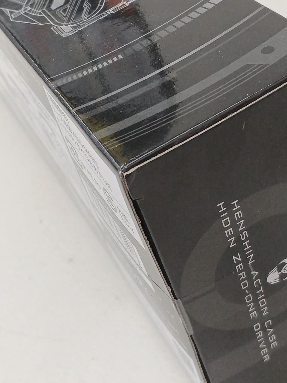 正面から見て左側面の角部分めくれ痕あり。