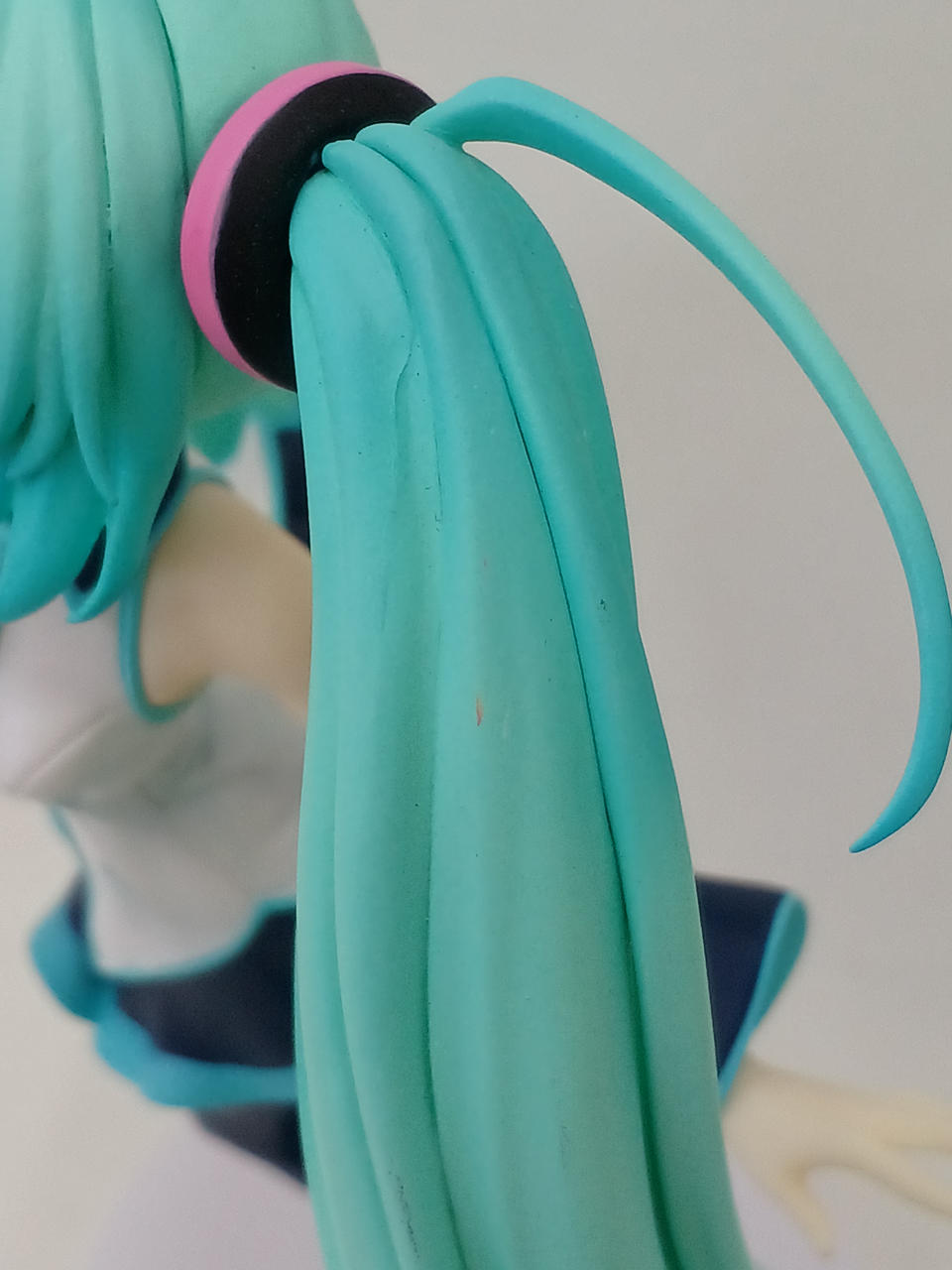 左側髪の毛部分汚れあり