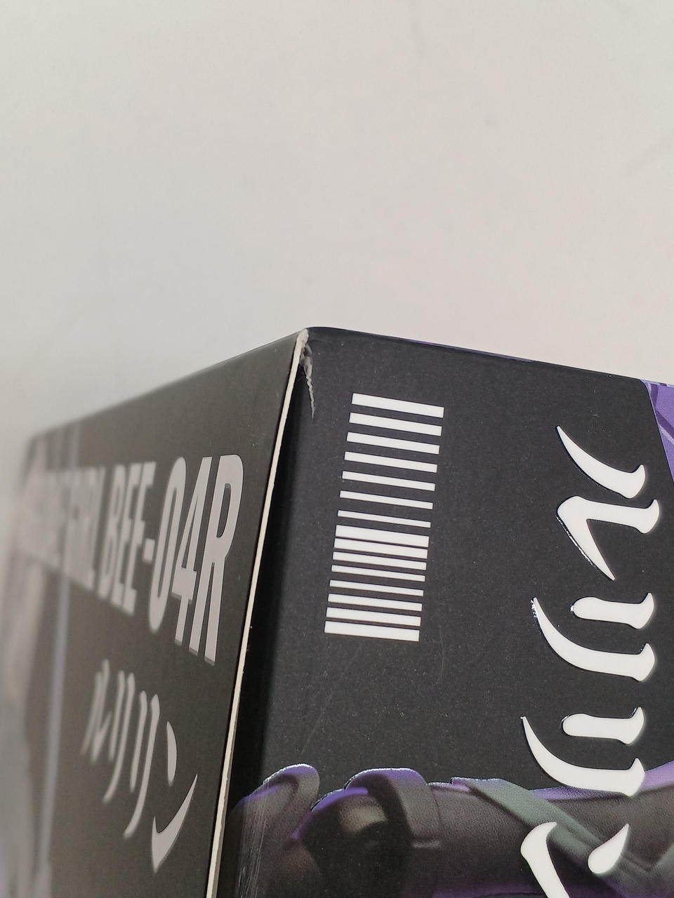 正面から見て右側面の左下角部分箱傷みあり