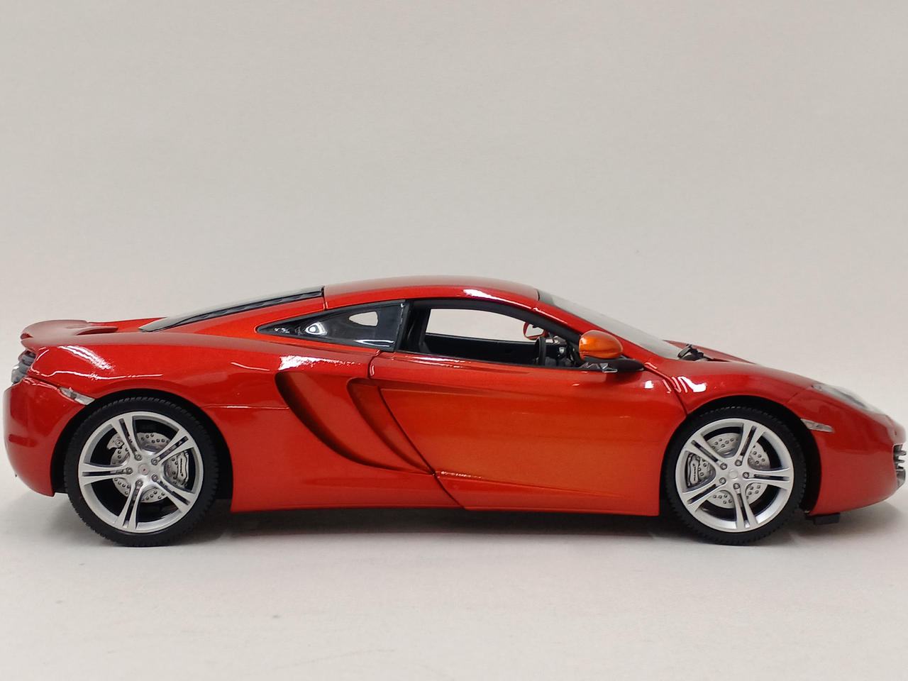MINICHAMPS McLaren MP4-12C 1/18 限定750個 Amazon | AUTOart 1/18 マクラーレン MP4-12C (シルバー) 完成品