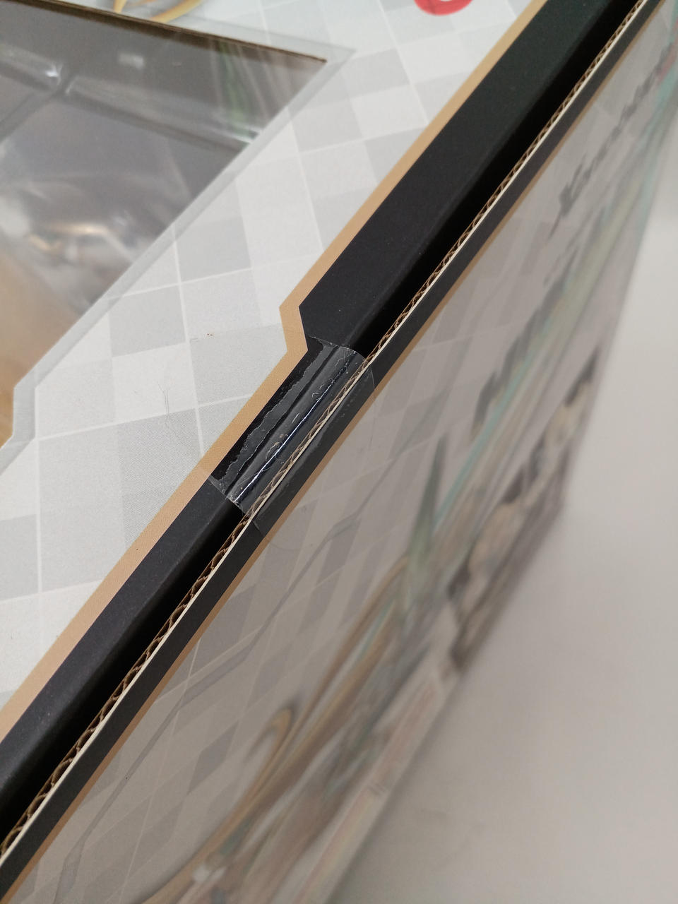 テープ止めされています