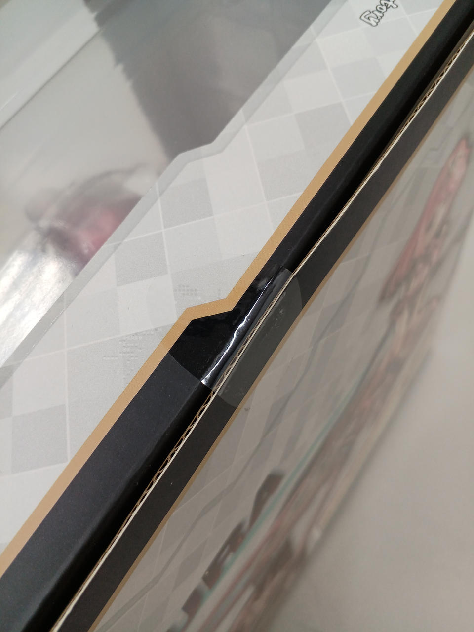 テープ止めされています