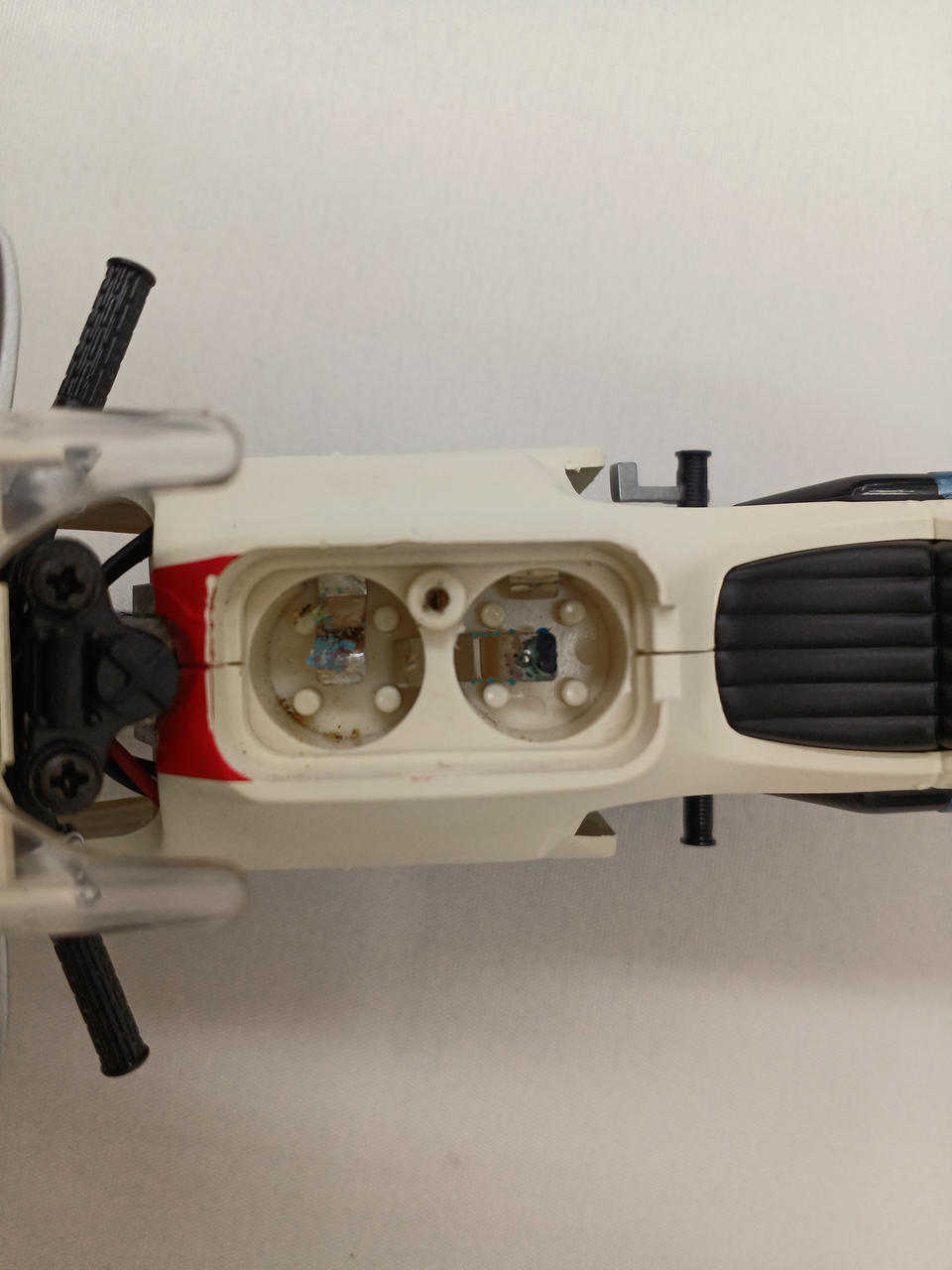 電池BOX内汚れあり