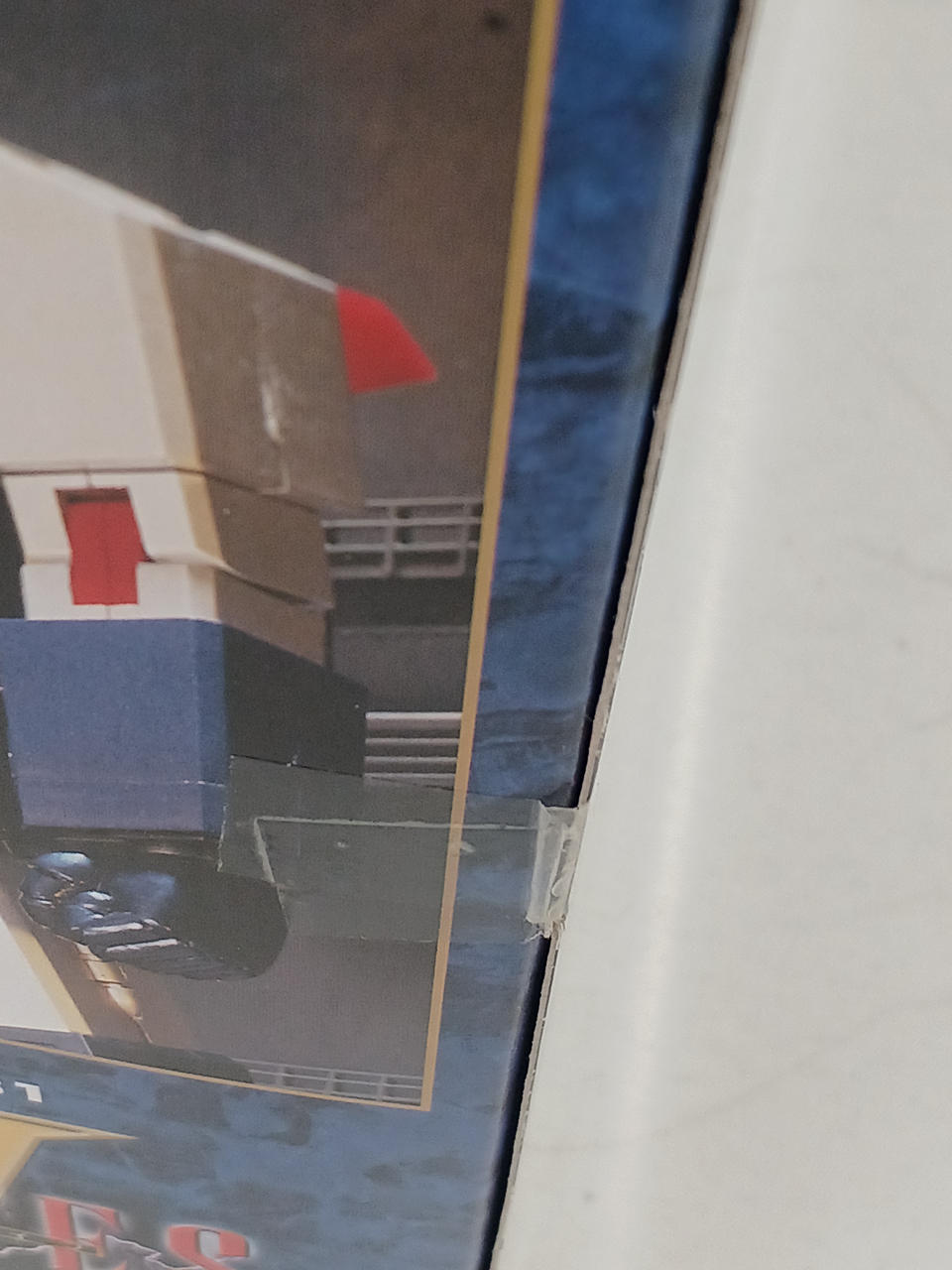 テープ止めされています