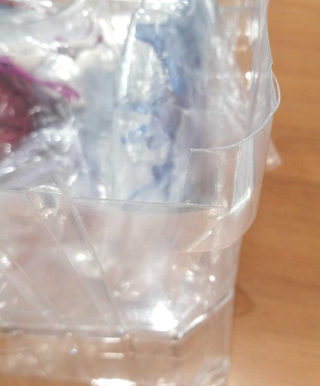 内装ブリスターの裂けた箇所があります