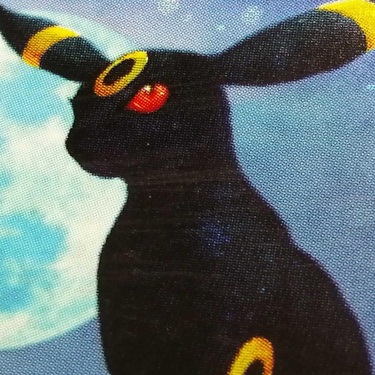 首辺りにイラストを左から右にキズあり