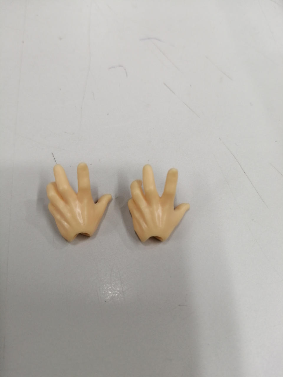 同じパーツがあり、正規の手首パーツ欠品