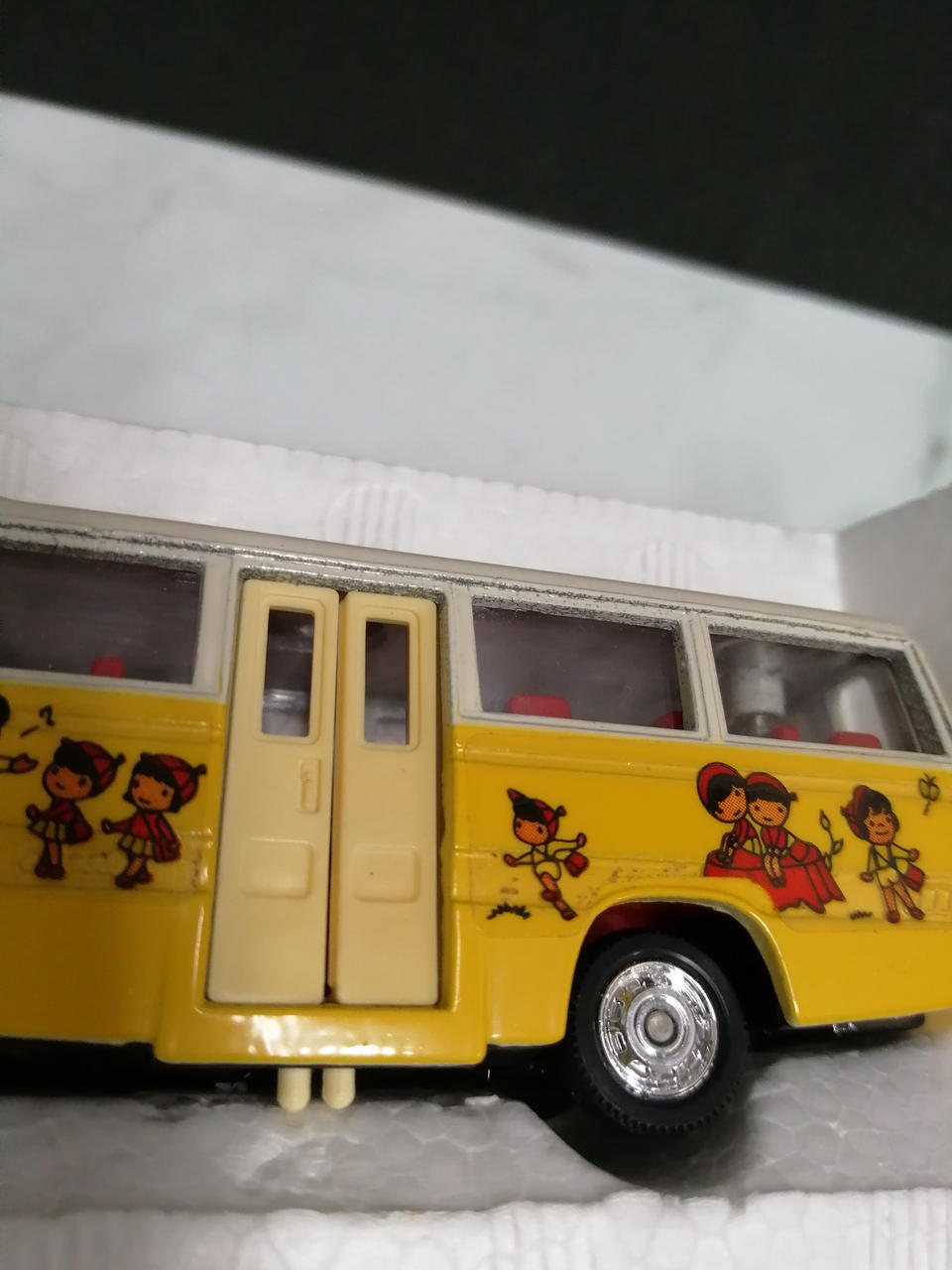 扉、ステッカーイタミあり