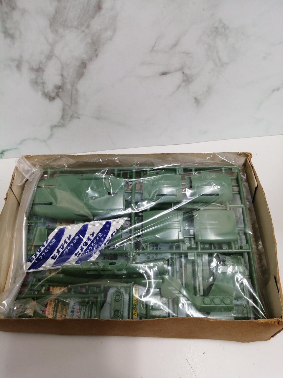 付属の接着剤は保証出来ません。