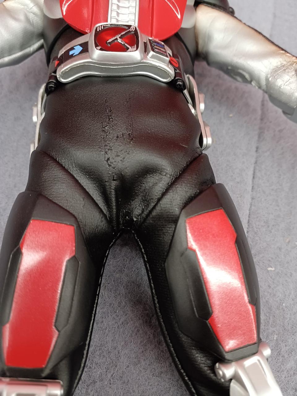 スーツ劣化、ベタつきあり