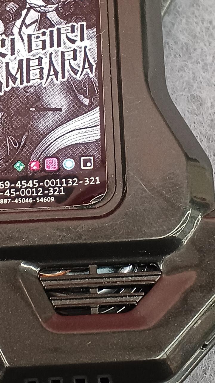 シール右下剥がれかけてます