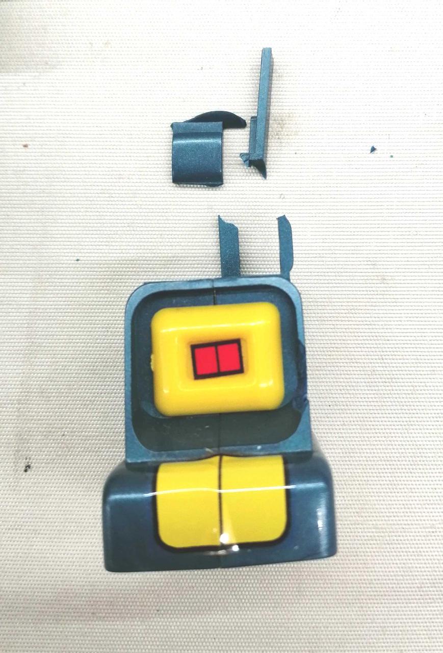 破損した足と破損パーツの一部