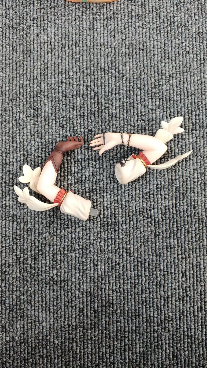 右腕軸の部分破損あり