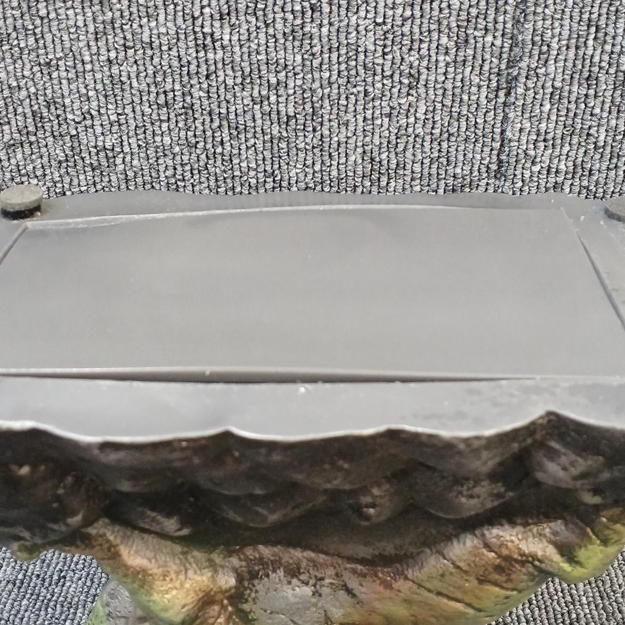 底面が全体的に歪んでいます