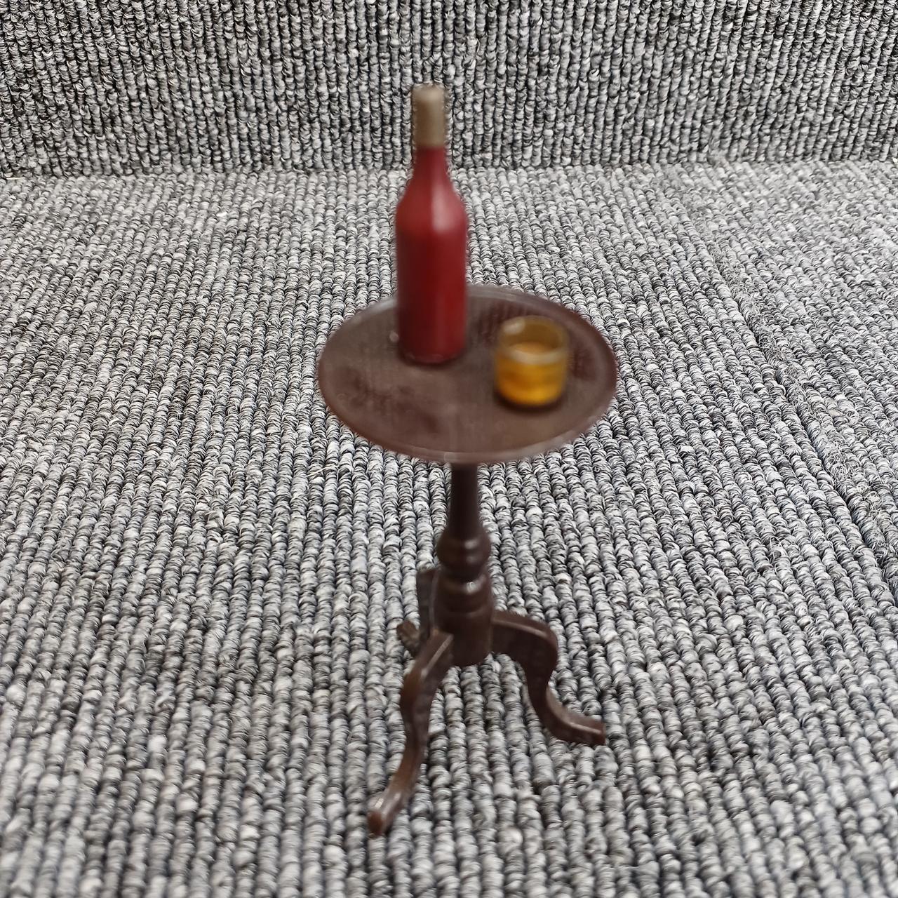 グラス、ボトルが机に接着済み